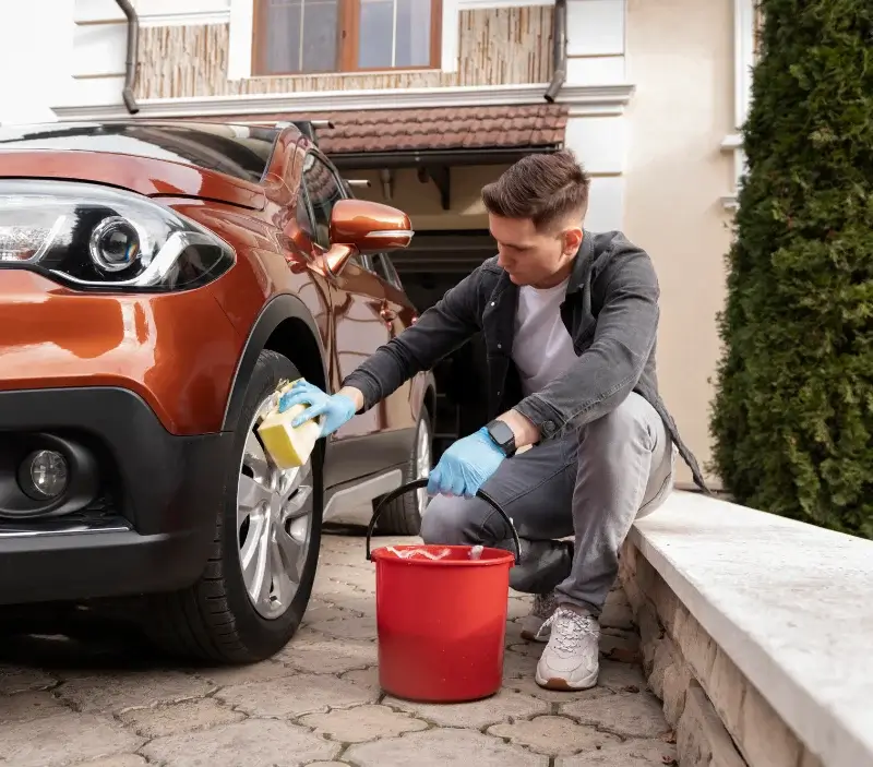 Lavage auto à domicile Saint-Sauveur-de-Meilhan : professionnel intervenant sur un véhicule